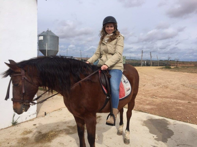  Getting on the horse in the riding arena 